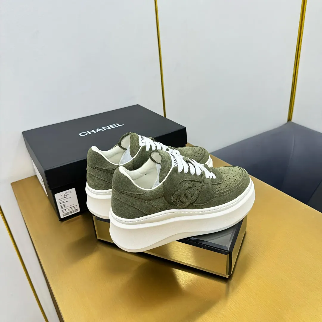 👟👟Ex-factory price 600👟👟 Upgraded version, upgraded version, upgraded version! No rebuttal accepted! ! ! ! Chanel Chanel panda shoes! 2025 counter's top casual sports shoes. This classic design; the upper is electro-embroidered with a variety of techniques; the outsole is fashionable and sporty; the unusual inclusion of a variety of color matching elements... The diversified mix and match is very good-looking and versatile, and can be used for leisure, fashion, sports, and outdoor... ꫛꫀꪝ Go➫ Materials: ❶Upper made of: original imported first-layer silk cowhide + original waterproof cloth + original first-layer cowhide ❷Inner lining: Original Yangli+Net ❸Outsole based on: Original TPU combination outsole Counter boutique packaging complete set for women 35–41 👉 👉